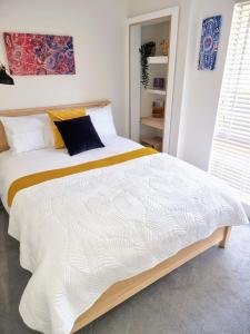 Tempat tidur dalam kamar di AMAROO -Queen bed - Lounge - Kitchen - Bathroom - Quinns Rocks