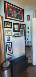 um quarto com uma parede com fotografias em Jazzy Studio in a GREAT Location em Nova Orleães
