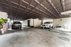 uma garagem com dois carros estacionados nela em H Hotel Wangsimni em Seul