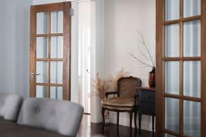 Ruang duduk di View Point: Ocean Views & Near CBD