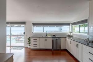 Dapur atau dapur kecil di View Point: Ocean Views & Near CBD