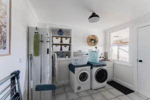 Dapur atau dapur kecil di View Point: Ocean Views & Near CBD
