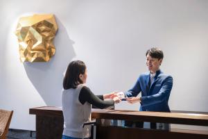 台北市にあるHumble Boutique Hotelの男女がテーブルで握手 +37枚の写真