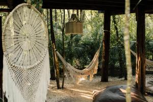 eine Hängematte in einem Pavillon mit einem Zelt in der Unterkunft ANAND Ecoaldea in Puerto Morelos