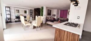 a kitchen and living room with a table and chairs at Cálida casa pet friendly, CDMX in Mexico City