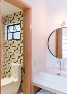 La salle de bains est pourvue d'un lavabo et d'un miroir. dans l'établissement Casa Decu, à Mexico