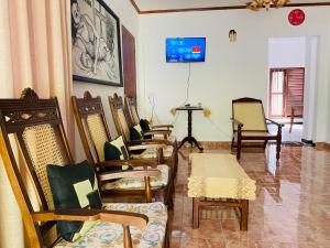 a room with a bunch of chairs and a table at Ran Villa in Galle