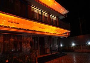 un edificio con luces por la noche en Arabian Nights Munnar en Munnar