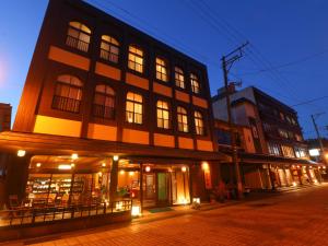 新发田市东荣馆酒店的夜晚城市街道上的一栋建筑