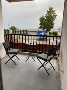 d'une terrasse avec 2 chaises et une table sur un balcon. dans l'établissement Struga Studio Appartment - 20 meters from the beach, à Struga