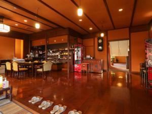 新発田市にある東栄館のダイニングルーム(テーブル、椅子付)が備わるレストランを提供しています。