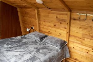 Tempat tidur dalam kamar di Hykata Wildcamp
