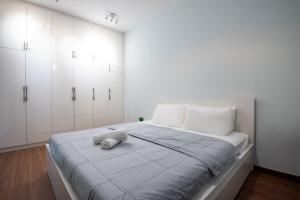 Ein Bett oder Betten in einem Zimmer der Unterkunft A Stylish & Cozy 2BR Apt in JB FREE Parking