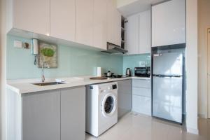 A kitchen or kitchenette at A Stylish & Cozy 2BR Apt in JB FREE Parking