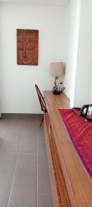 una camera con bancone in legno e una foto appesa al muro di Villa Samathi a Kep
