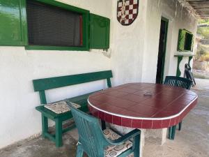 mesa, 2 sillas, mesa y banco en Secluded fisherman's cottage Cove Lupescina, Kornati - 18657, en Murter