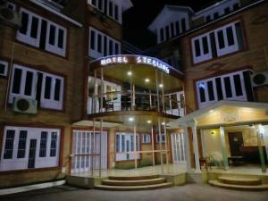 um edifício com uma varanda ao lado em Hotel Sterling , Srinagar em Srinagar
