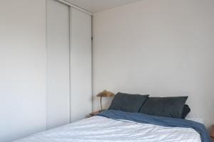 A bed or beds in a room at Luminous cocoon - view of Canal Saint-Martin