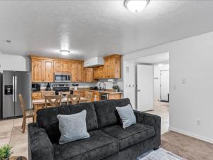 a living room with a couch and a kitchen at Heber Apartment Hideaway in Heber City