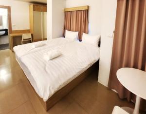 Postel nebo postele na pokoji v ubytování Prom Ratchada Hotel
