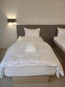 Postel nebo postele na pokoji v ubytování Prom Ratchada Hotel