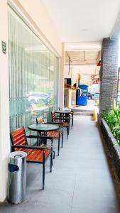 una fila de mesas y bancos en un edificio en OS Hotel Batu Aji Batam en Batam Centre