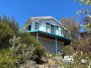 una casa al lado de una colina en Naturescape en Jindabyne