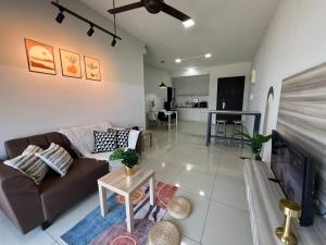Χώρος καθιστικού στο RiverView 8PAX 3BR in KBtown Wi-Fi, B-3A-1