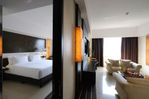 マゲランにあるアトリア ホテル マゲランのベッドとソファ付きのホテルルーム