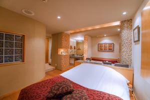 所沢市にあるEIGHT PRINCE HOTEL -Adult Only-のベッドルーム(大型ベッド1台付)、バスルームが備わります。