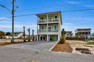 ein Haus mit Balkon auf einer Straße in der Unterkunft The Minty Pearl in Mexico Beach