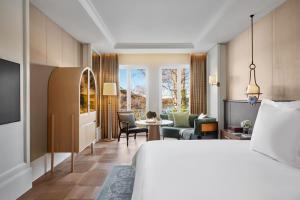 een hotelkamer met een bed en een woonkamer bij Rosewood Schloss Fuschl in Hof bei Salzburg