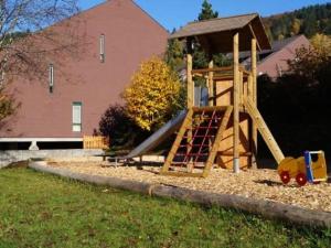 un parque infantil de madera con un tobogán en un patio en Nice apartment in Sasbachwalden en Sasbachwalden