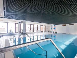 薩斯巴瓦爾登的住宿－Nice apartment in Sasbachwalden，大楼内的一个蓝色海水游泳池