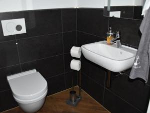 ブレーマーハーフェンにあるCharming apaartment in Bremerhavenの白いトイレと洗面台のあるバスルーム