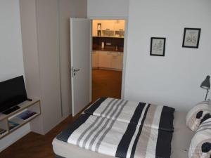 ブレーマーハーフェンにあるCharming apaartment in Bremerhavenのベッドとテレビのある寝室