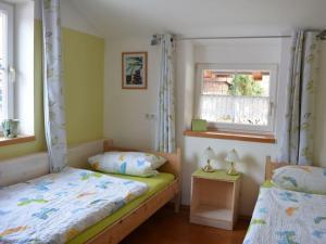 1 dormitorio con 2 camas y ventana en Holiday apartment Schiechtele 2 en Pfronten