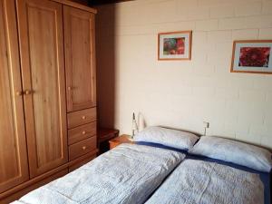 een slaapkamer met een bed en een houten kast bij Lovely apartment in Extertal in Extertal