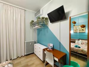 een kamer met een bureau en een slaapkamer met een bed bij GARDEN in Milaan