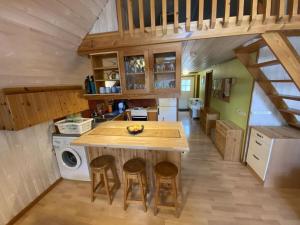 eine Küche mit einer Theke und Stühlen in einem Haus in der Unterkunft Modern apartment in Vimmerby in Vimmerby