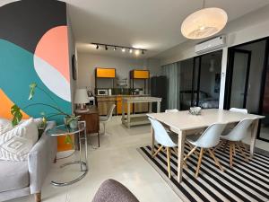 een woonkamer met een witte tafel en stoelen bij Constantia View Apartments OPERATIONAL DURING LOADSHEDDING in Kaapstad