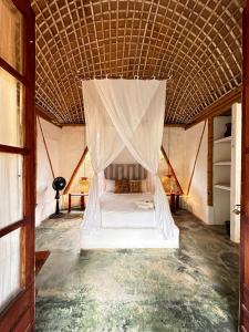 um quarto com uma cama de dossel numa tenda em KUA Cabañas em Palomino