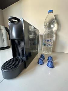 un ordenador y dos botellas de agua en un mostrador en Hill Luxury Family Maisonette 21, en Ayios Dhometios