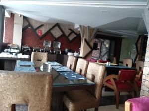 ein Esszimmer mit einem Tisch und Stühlen in der Unterkunft HOTEL K2 INN , Srinagar in Srinagar