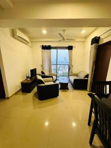 uma sala de estar com 2 sofás e uma varanda em Lovish luxury villa em Colombo