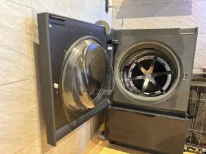 a washing machine with a wheel in a room at 藤左ヱ門の宿 in Sudagai