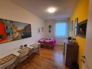 een woonkamer met een tafel en stoelen. bij New Bedrooms Mamma Gigetta in Noventa di Piave