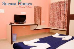 um quarto de hospital com uma cama e uma televisão em sucasa homes (home away from home guest services pvt ltd) em Hyderabad
