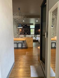 Yaksa Private في بانكوك: مطبخ وغرفة معيشة مع طاولة