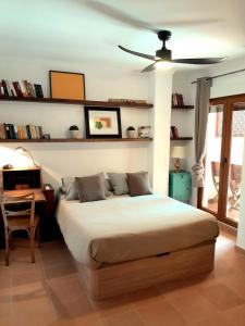 a bedroom with a bed and a ceiling fan at Apartamento Montesol in Sanet y Negrals